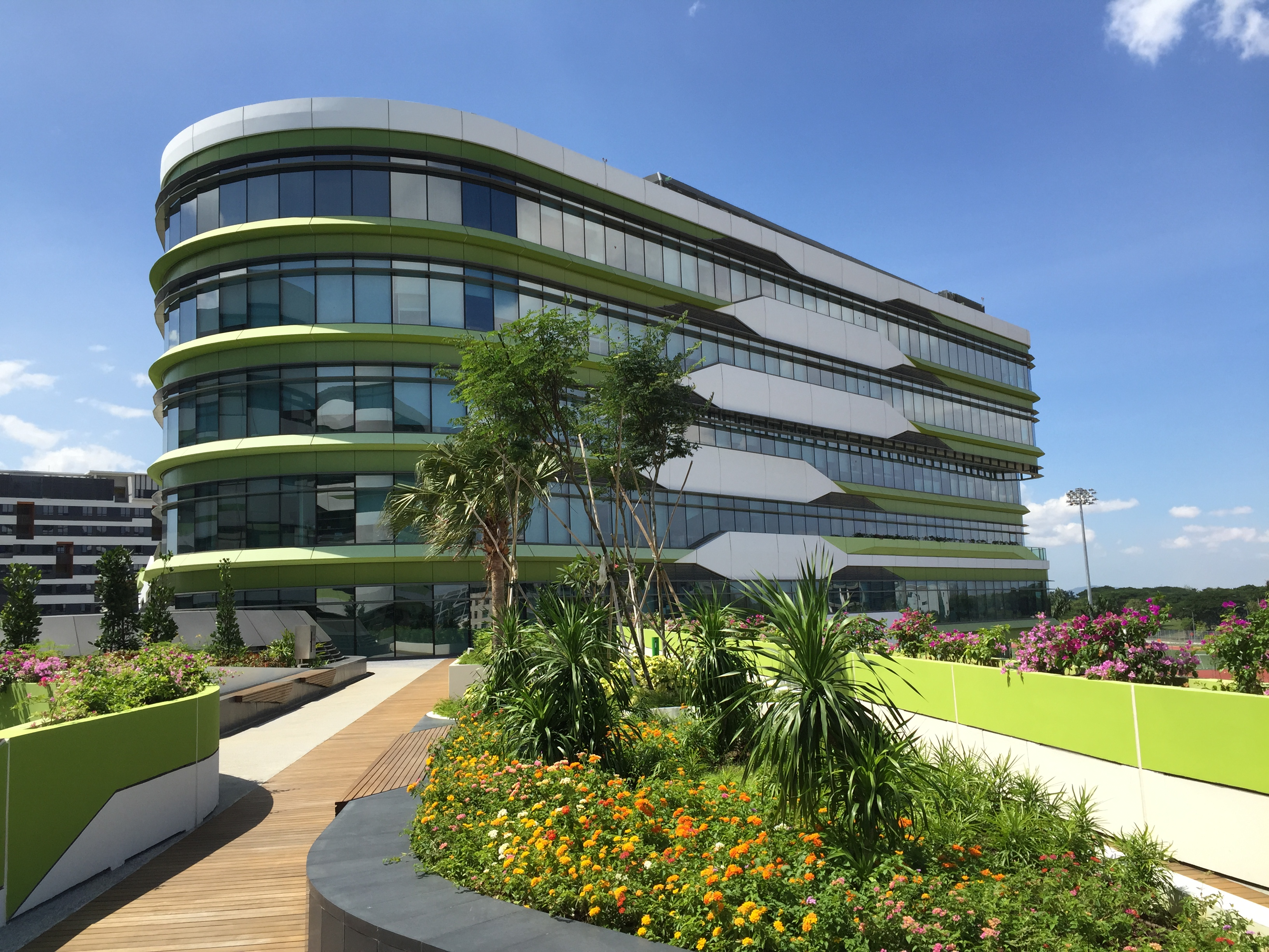 新加坡科技设计大学（Singapore University of Technology and Design）简称（SUTD），是继新加坡国立大学、新加坡南洋理工大学和新加坡管理大学后，新加坡的第四所公立大学。