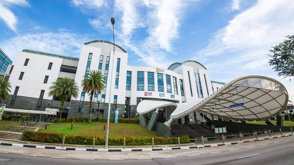新跃社科大学，简称跃大，是一所坐落于新加坡金文泰区的公立应用研究型大学。